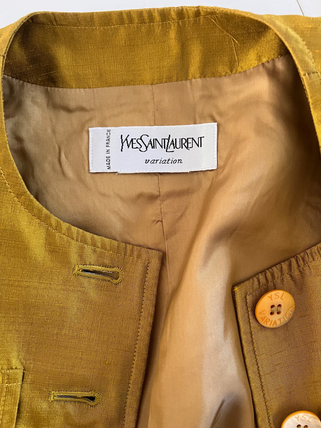Tailleur saharienne Yves Saint Laurent en soie dorée irisée circa 80
